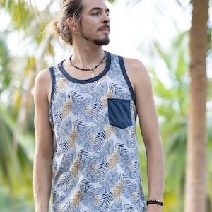 Canotta con taschino sul petto da uomo in grigio blu beige con stampa di palme, camicia da uomo, camicia da yoga, top estivo, canotta, top da uomo