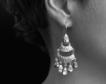 Pendientes colgantes grandes con gotas y aspecto martillado de plata.