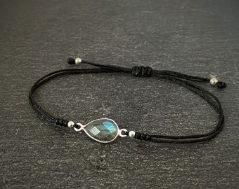 Pulseira preta com pedra labradorita em forma de lágrima e contas prateadas