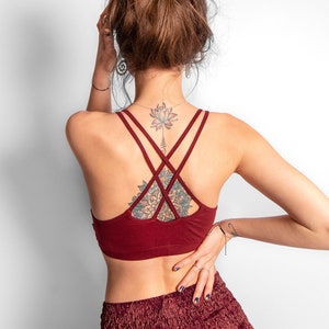 Yoga Top mit detailliertem Rückenmuster, bedruckt mit dem Muster der Lebensblume, rot Bild 3