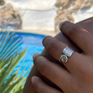 Ring with spiral and detailed pattern