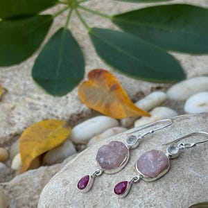 Orecchini con pietra grezza in argento, orecchini pendenti con pietre, quarzo rosa, rubino