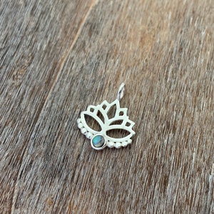 Lotusbloemhanger met labradorietsteen en zilveren stippen