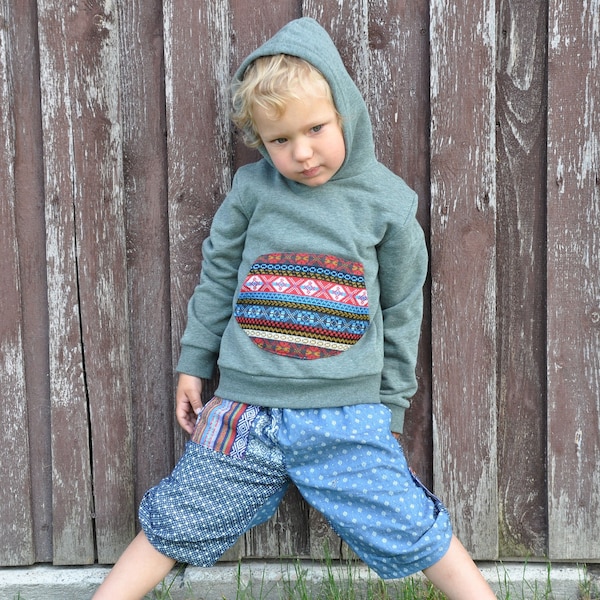 Kinder Pullover mit bunter Tasche und Kapuzenfutter, Größe 104/110/116