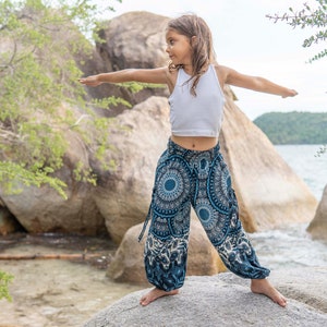 sarouel blanc bleu avec motif mandala pour enfant, pantalon enfant, pantalon d'été aéré pour enfant image 1