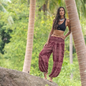 luftige Pluderhose filigran gemustert in rot mit Taschen Bild 1