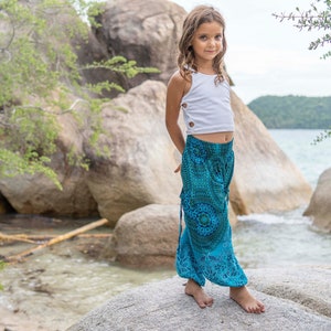 pantalones harén estampados con estampado de mandala para niños en color turquesa, pantalones para niños, pantalones aireados de verano para niños