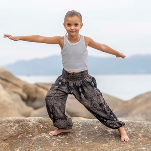 sarouel noir au motif délicat pour enfant, pantalon enfant, pantalon d'été aéré pour enfant image 1