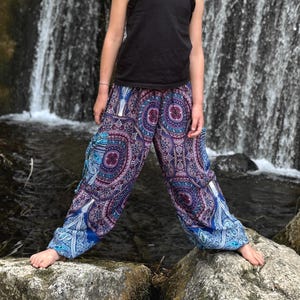 niebiesko różowe wzorzyste spodnie haremowe dla dzieci, spodnie dziecięce, przewiewne spodnie letnie dla dziewczynek