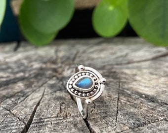 Silver ring with teardrop-shaped labradorite stone and dots