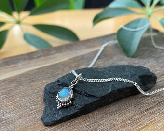 petit pendentif en argent avec points et pierre labradorite, au choix sur une chaîne boule ou gourmette