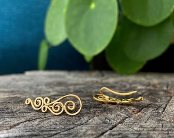 Orecchini Earclimber realizzati con piccole spirali, orecchini da alpinismo, earcrawler, placcati in oro