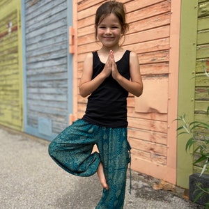 türkise Pluderhose mit filigranem Muster für Kinder, Kinderhose, luftige Sommerhose für Kinder Bild 6