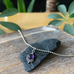 kleiner Anhänger aus Silber mit Pünktchen und Amethyst Stein, optional an Kugel- oder Panzerkette