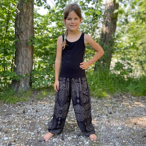 sarouel noir au motif délicat pour enfant, pantalon enfant, pantalon d'été aéré pour enfant image 7