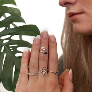 Anillo ajustable con espiral, puntos y piedra de ónix negro en forma de gota fabricado en plata, anillo midi, anillo para el dedo del pie