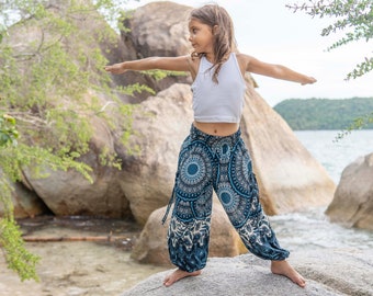 sarouel blanc bleu avec motif mandala pour enfant, pantalon enfant, pantalon d'été aéré pour enfant