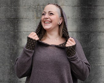 PLUS SIZE, langer Strickpulli mit gemusterter Kapuze und Daumenlöchern in braun