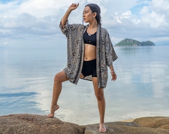 kimono, camicetta, scialle, giacca leggera con fantasia oro e beige grigio nero