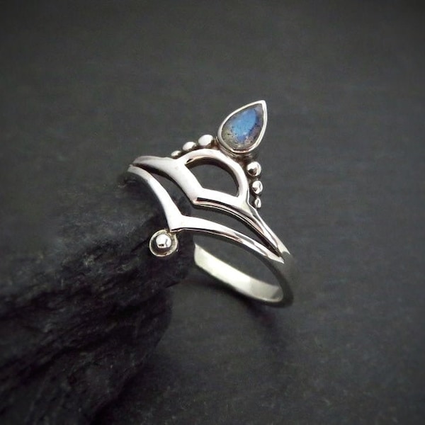 Ring aus Silber mit Labradorit Stein, Silberring mit tropfenförmigem Stein