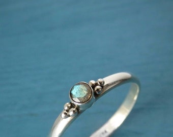 Ring mit Pünktchen und kleinem Stein aus Silber