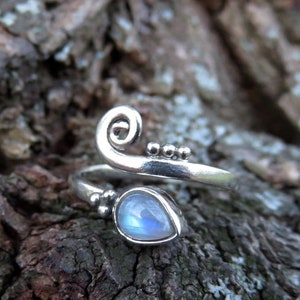 silver toering with spiral, small dots and dropshaped labradorite stone