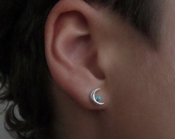 Boucles d'oreilles clous avec lune et pierres en argent