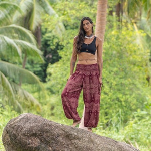 luftige Pluderhose filigran gemustert in rot mit Taschen Bild 5