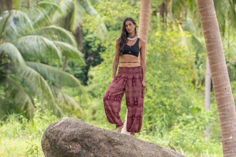 luftige Pluderhose filigran gemustert in rot mit Taschen Bild 5