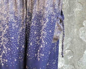 luftige Pluderhose mit floralem Muster in dunkelblau mit Taschen
