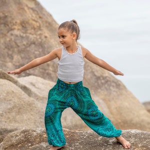 gemusterte Pluderhose mit Mandalamuster für Kinder in türkis, Kinderhose, luftige Sommerhose für Kinder Bild 5