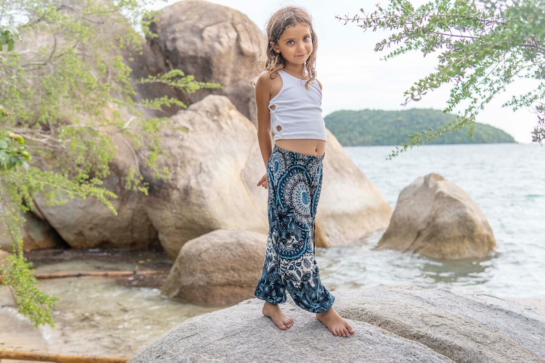 sarouel blanc bleu avec motif mandala pour enfant, pantalon enfant, pantalon d'été aéré pour enfant image 2