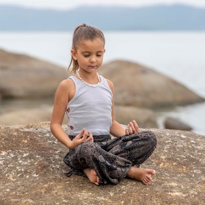 sarouel noir au motif délicat pour enfant, pantalon enfant, pantalon d'été aéré pour enfant image 4