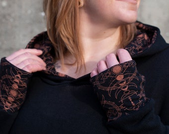 PLUS TAILLE, pull long en maille avec capuche à motif et trous pour les pouces en noir