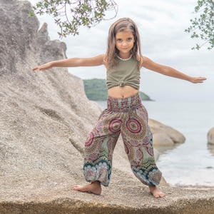 bunte Pluderhose geblümt für Kinder, Kinderhose, luftige Sommerhose für Kinder Bild 1