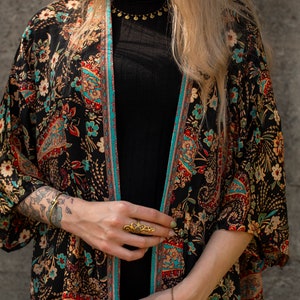 kimono negro con estampado de colores, blusa, bata y chaqueta ligera imagen 2