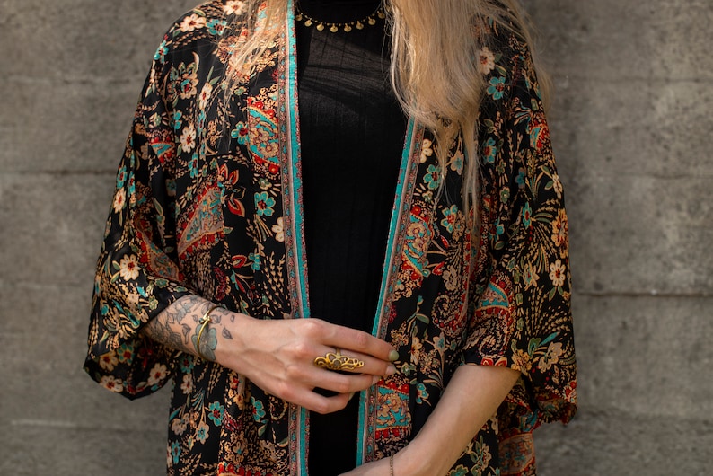 kimono negro con estampado de colores, blusa, bata y chaqueta ligera imagen 2