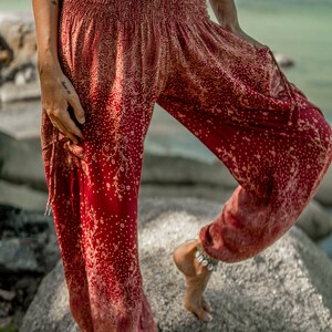 luftige Pluderhose floral gemustert in rot mit Taschen Bild 4