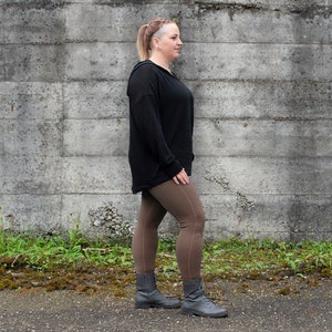 PLUS SIZE, langer einfarbiger Strickpulli mit grosser Kapuze und Daumenlöchern in schwarz Bild 3