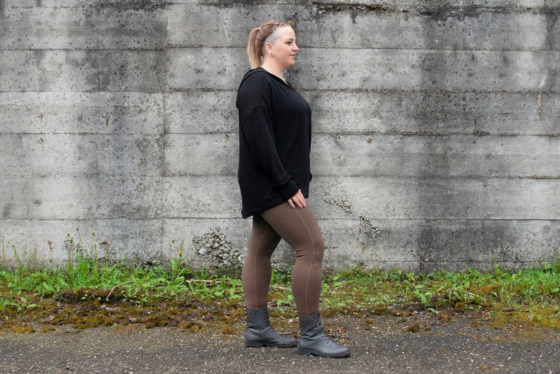 PLUS SIZE, langer einfarbiger Strickpulli mit grosser Kapuze und Daumenlöchern in schwarz Bild 3