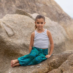 gemusterte Pluderhose mit Mandalamuster für Kinder in türkis, Kinderhose, luftige Sommerhose für Kinder Bild 3