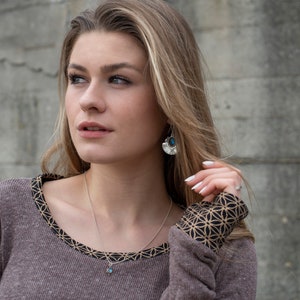 knitted pullover with thumbholes in brown