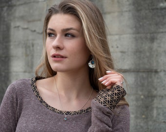 knitted pullover with thumbholes in brown