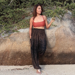 pantalon sarouel aéré à motif floral noir avec poches