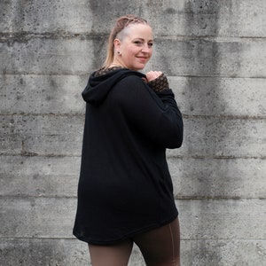 PLUS SIZE, langer Strickpulli mit gemusterter Kapuze und Daumenlöchern in schwarz Bild 8