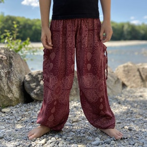 rote Pluderhose mit filigranem Muster für Kinder Bild 3