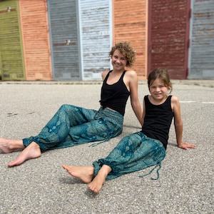 türkise Pluderhose mit filigranem Muster für Kinder, Kinderhose, luftige Sommerhose für Kinder Bild 8