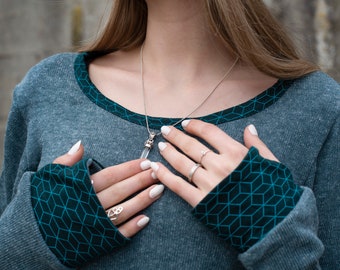 gemütlicher Strickpullover in blau mit gemusterten Ärmelbündchen und Daumenlöchern, Rundhalsausschnitt