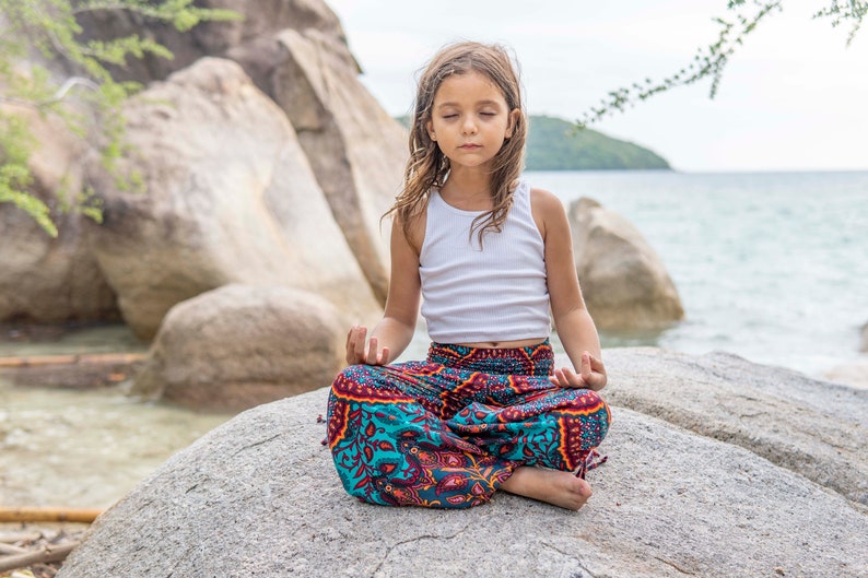 pantaloni harem con fantasia rosso arancione turchese per bambini, pantaloni per bambini, pantaloni estivi ariosi per bambini immagine 3