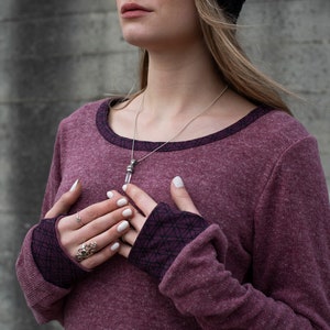 knitted pullover with thumbholes in red